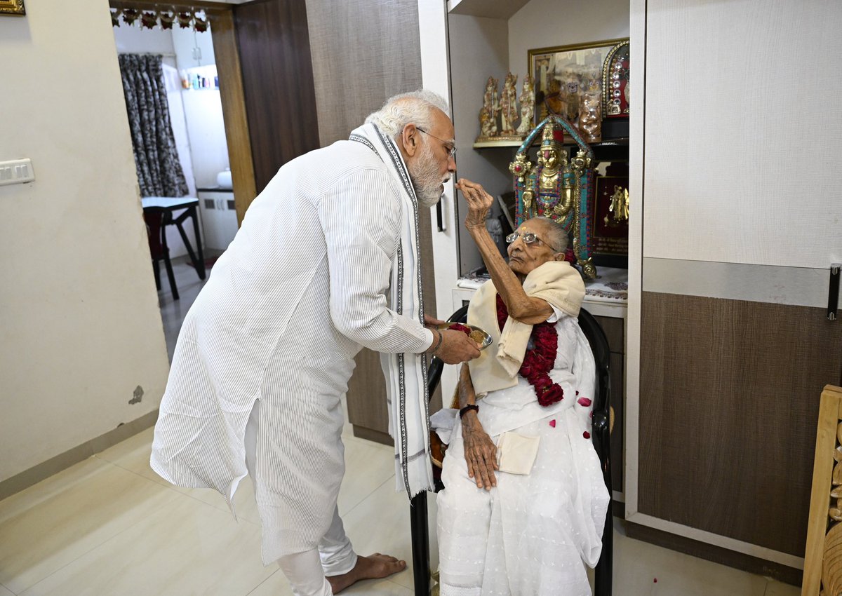 TimesNow's tweet photo. Prime Minister Narendra Modi meets mother Heeraben Modi on her 100th birthday in Gandhinagar.

#HeerabenModi #Gandhinagar #PMModi https://t.co/LZwlnFJ1XA