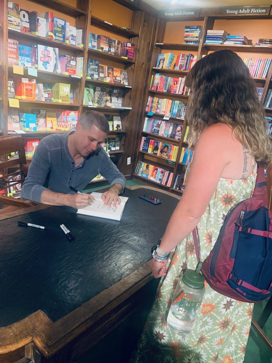 maliceb2427's tweet photo. Being a fervent Dan stan, I couldn’t miss an opportunity to hear him speak @TatteredCover and pick up a copy of his new book. @danpfeiffer thanks for coming to Denver for a few hours to discuss! https://t.co/zXr0mTbIOv