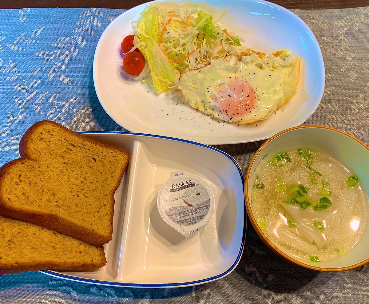 今日の朝食🥣 ベースブレッドの食パンタイプを少し温めて、コストコで買ったクリチを塗って食べる🤤 蜂蜜かけても美味しいよ🍯