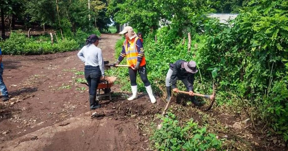 AlcaldiaSN_'s tweet photo. #PlanInvierno2022 Este día nuestros colaboradores municipales realizaron jornada de limpieza en canaleta de desagüe en siguanango, acción que fue ejecutada en conjunto con habitantes de la comunidad. Como municipalidad estamos activados 24/7.

#RafaelArévalo 
#AlcaldíaDeSonsonate https://t.co/jBAa83dC66