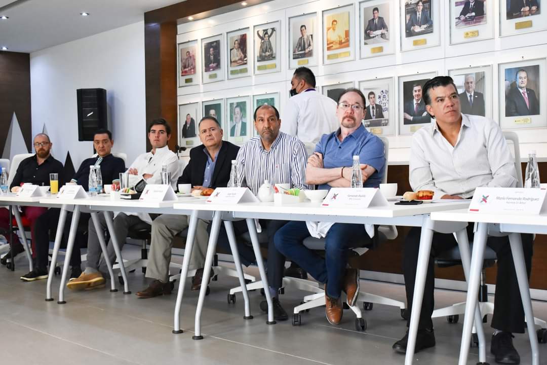 En <a href="/AccionNacional/">Acción Nacional</a> nos preocupamos y ocupamos en atender a los diferentes sectores de la sociedad, hoy atendimos al sector empresarial y agradecemos a <a href="/APIMEX_ORG/">APIMEX</a>, a su presidenta, <a href="/AnaCocoCarpio1/">Ana Coco Carpio</a> y a los empresarios que este viernes participaron en una productiva reunión.