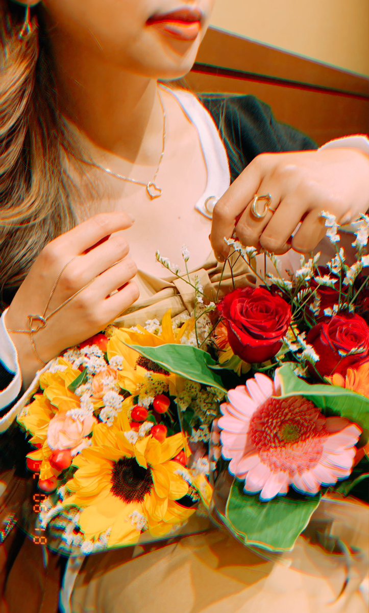 Rose_Tan18's tweet photo. Last night's dinner party! 
Love this gorgeous jewelry set from mom and dad 🥹❤️❤️ https://t.co/GgvvLICFjh