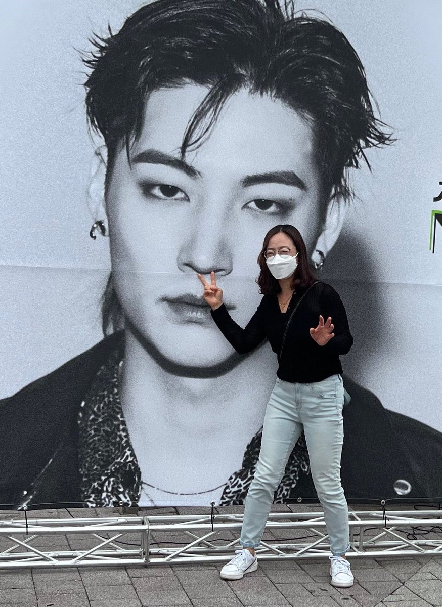 defsoulars_'s tweet photo. Jaebeom’s mom is so cute picking on Jaebeom’s nose 😂 https://t.co/EjcOSuFxPo