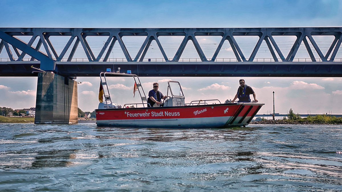 Heute steht uns der bisher wärmste Tag 2022 bevor, wir würden uns freuen, wenn heute keiner unser 🚢 aus dieser Perspektive sehen muss. ⛔️ 

Geht nicht in unbewachten Seen &amp; dem Rhein schwimmen. Das kann schnell zu einer lebensgefährlichen Erfrischung werden. 🆘 #EinsatzFürNeuss