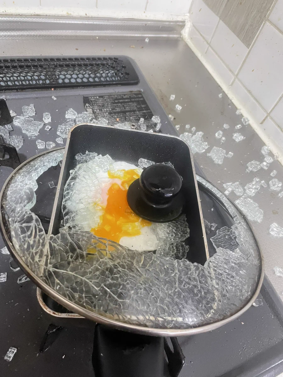 目玉焼きしてたらフタが粉々に！衝撃の調理画像です。