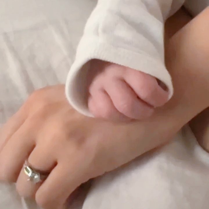 noticesevaluna_'s tweet photo. El amor de los papás de Índigo♡ https://t.co/mMOvEIwEbK