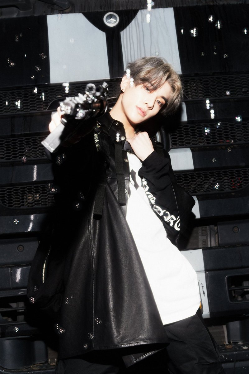 The gaze greets with both hands on the chin, looks the same as a prince sitting on the throne, but on the other hand he looks like a delinquent who can steal precious things with his sweet aura, not sharp but also calm, like a shallow sea.