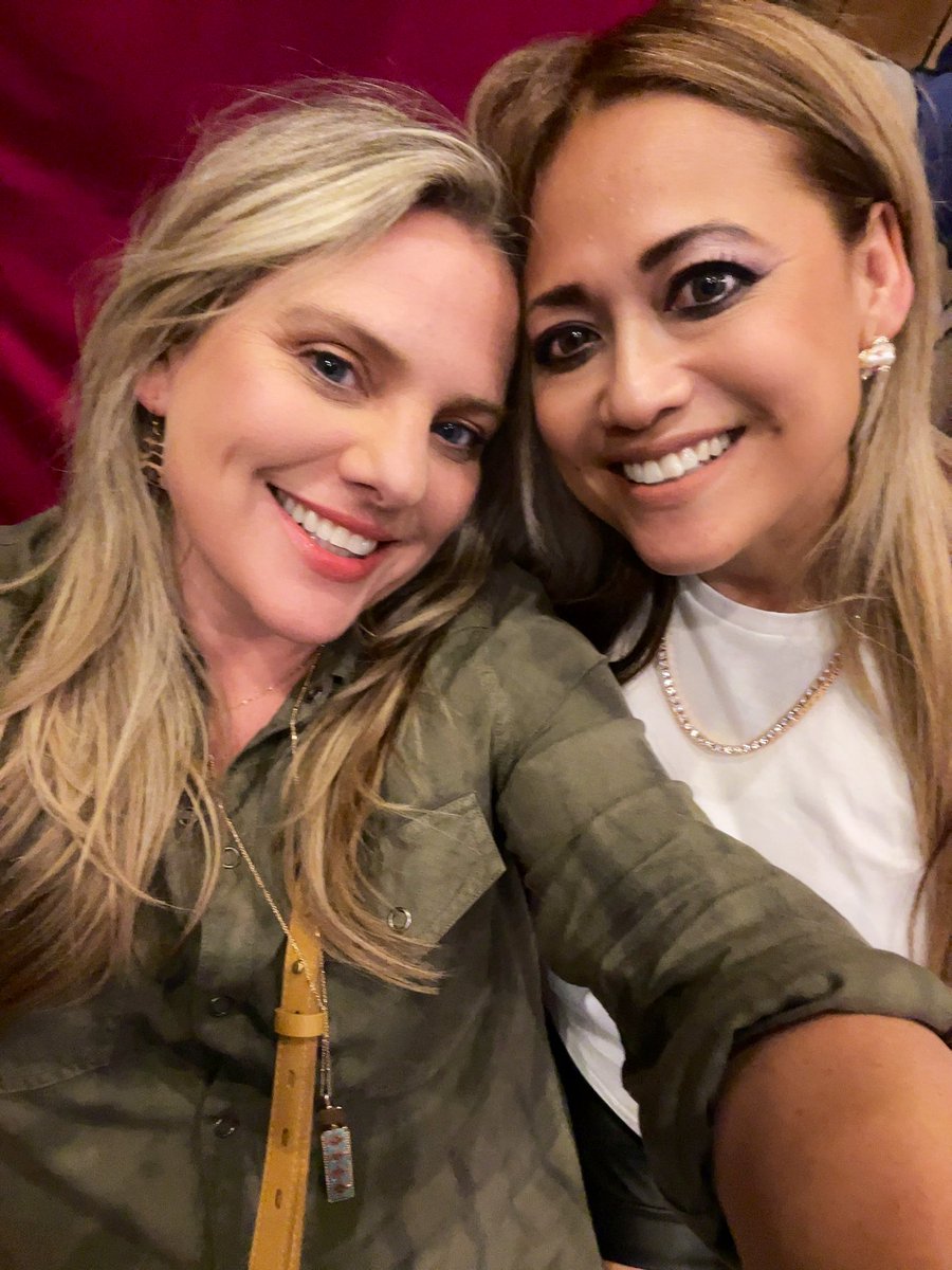 heididelf's tweet photo. Selfie progression #mymaria https://t.co/kcPPsluv6f