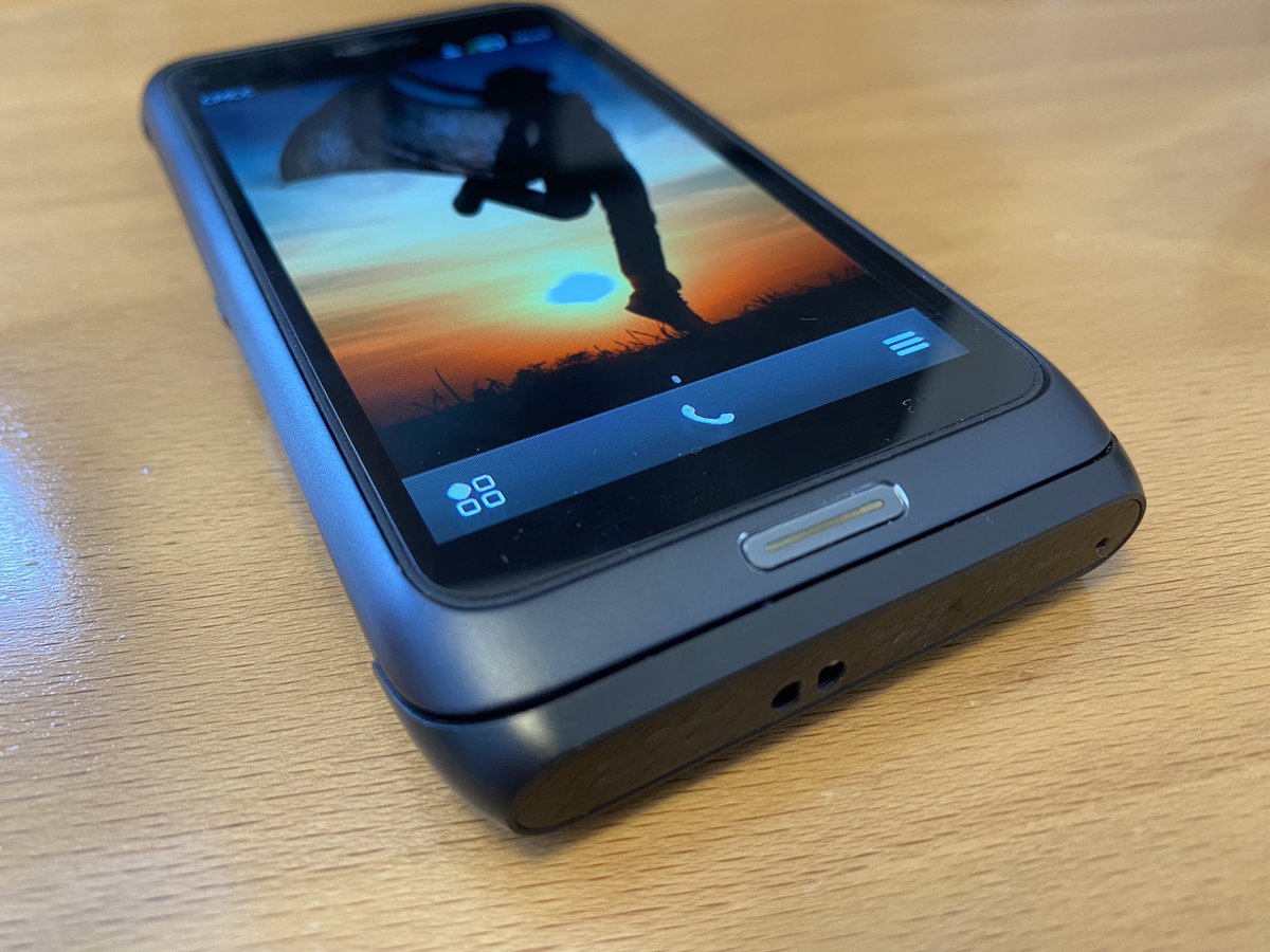 GuoPeter's tweet photo. Now how about this, Nokia E7 connect to Raspberry Pi. Cute toy! With Delight CFW the E7 is quite usable. https://t.co/lARSfzWYye