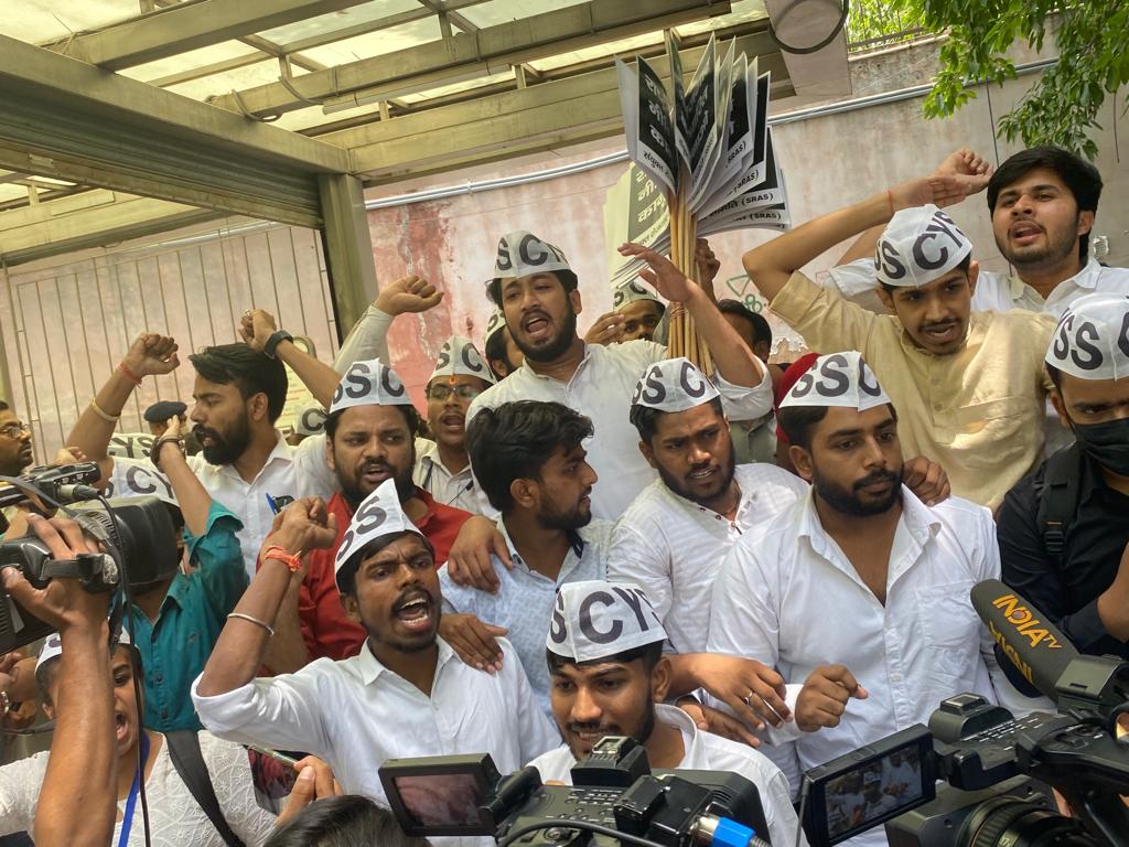 CYSSKuldeep's tweet photo. अग्निपथ स्कीम नहीं एक स्कैम है जिसके जरिए देश की सेना और छात्रों के जीवन के साथ केंद्र सरकार खिलवाड़ कर रही है, इसी का विरोध करते हुए दिल्ली पुलिस द्वारा जबरन गिरफ्तारी की गई।
@ArvindKejriwal
#AgnipathRecruitmentScheme https://t.co/fcz2TeJCk2