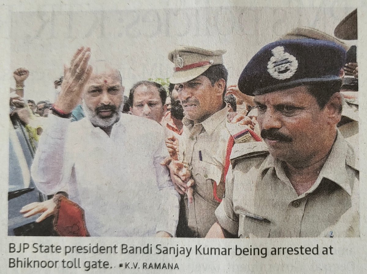 KVishReddy's tweet photo. Telangana Police successfully intercepted and caught Bandi Sanjay &amp; Revanth Reddy before they reached IIIT Basar.

The intelligence must have got information and pre-empted them from meeting the students at IIT Basar.

@bandisanjay_bjp
@revanth_anumula
@INCTelangana
@BJPTelangana https://t.co/Rp3p7FG9SJ