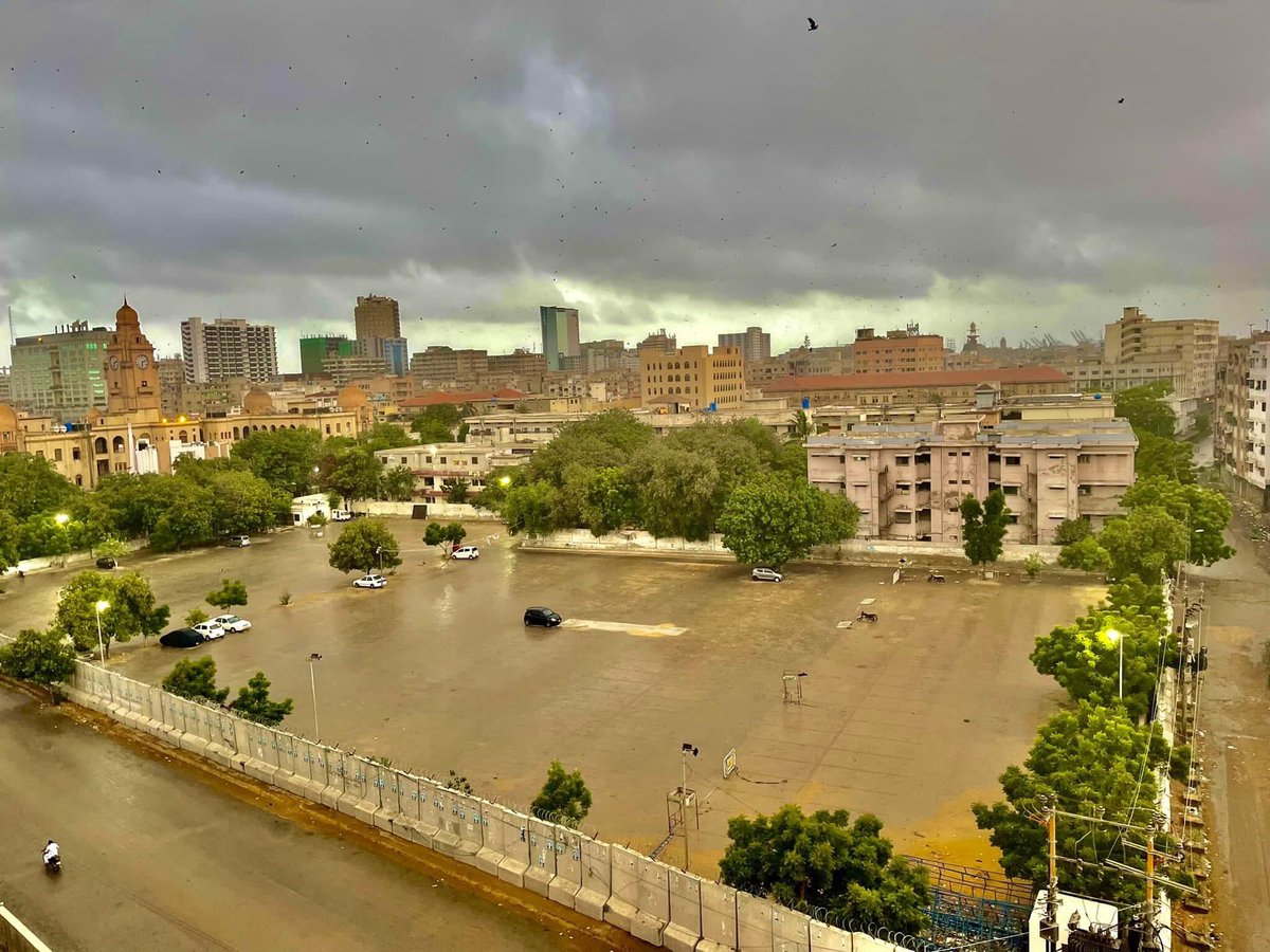 Fareeduddin100's tweet photo. Karachi walo Taiyar ho jao.barish kbho bhe ho Jay ge🌧 https://t.co/ByP9pvdFYQ