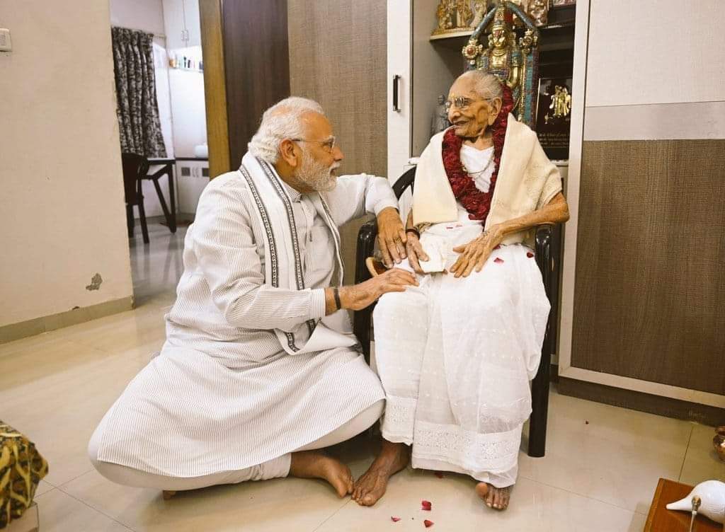 savukku's tweet photo. ஊரு பத்தி எரியுது.   

இதுல தாய் செண்டிமெண்ட் சீனு 🤦‍♀️ https://t.co/4k74FZntQU