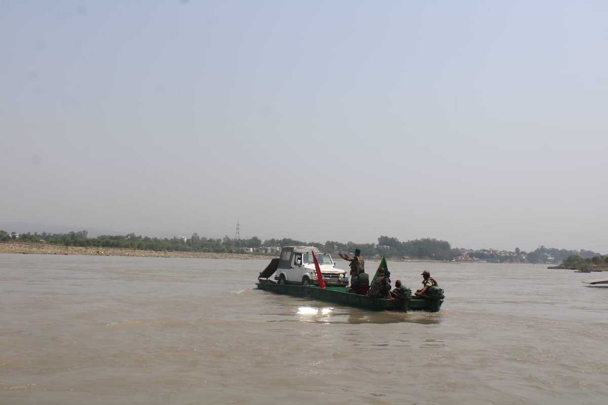 TheYouthPlus's tweet image. #RisingStar Sappers honing their #CombatEngineering skills along side Chenab river in #Akhnoor(J&amp;amp;K).
Training hard to be battle ready for providing combat engineering support across terrains.

#TYPNews