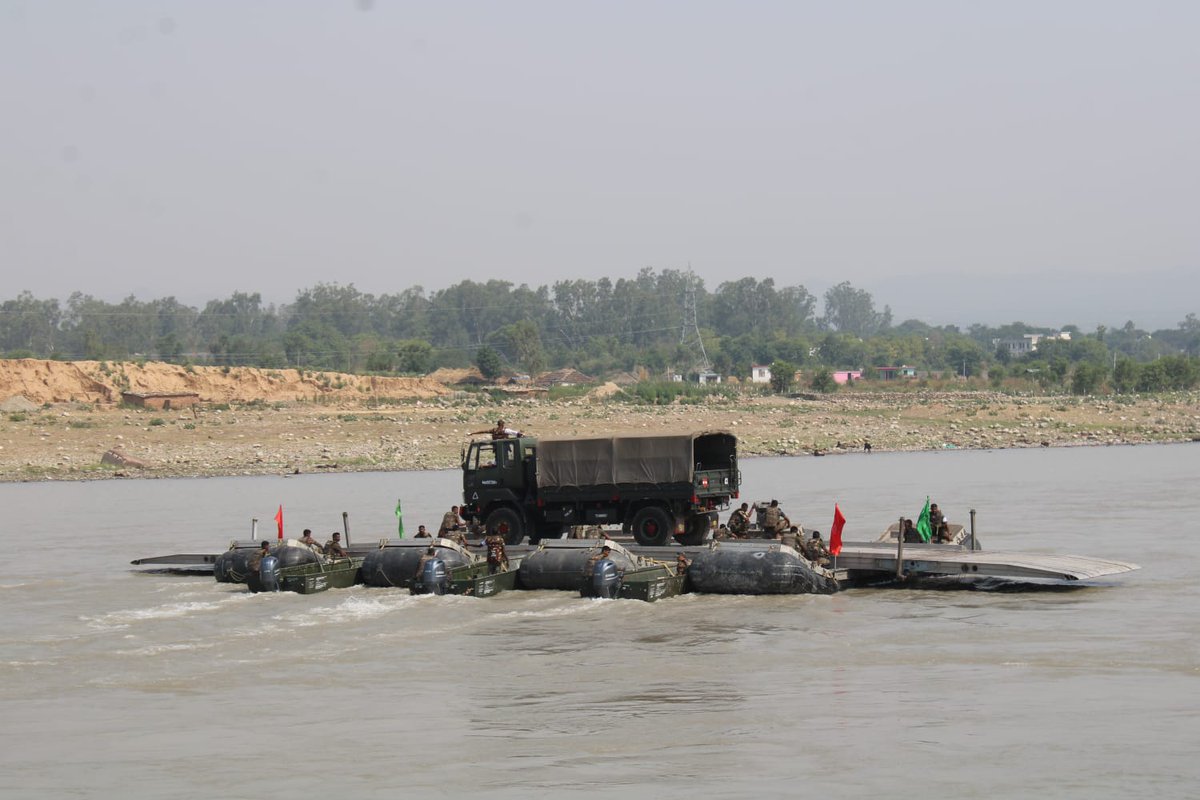 TheYouthPlus's tweet image. #RisingStar Sappers honing their #CombatEngineering skills along side Chenab river in #Akhnoor(J&amp;amp;K).
Training hard to be battle ready for providing combat engineering support across terrains.

#TYPNews