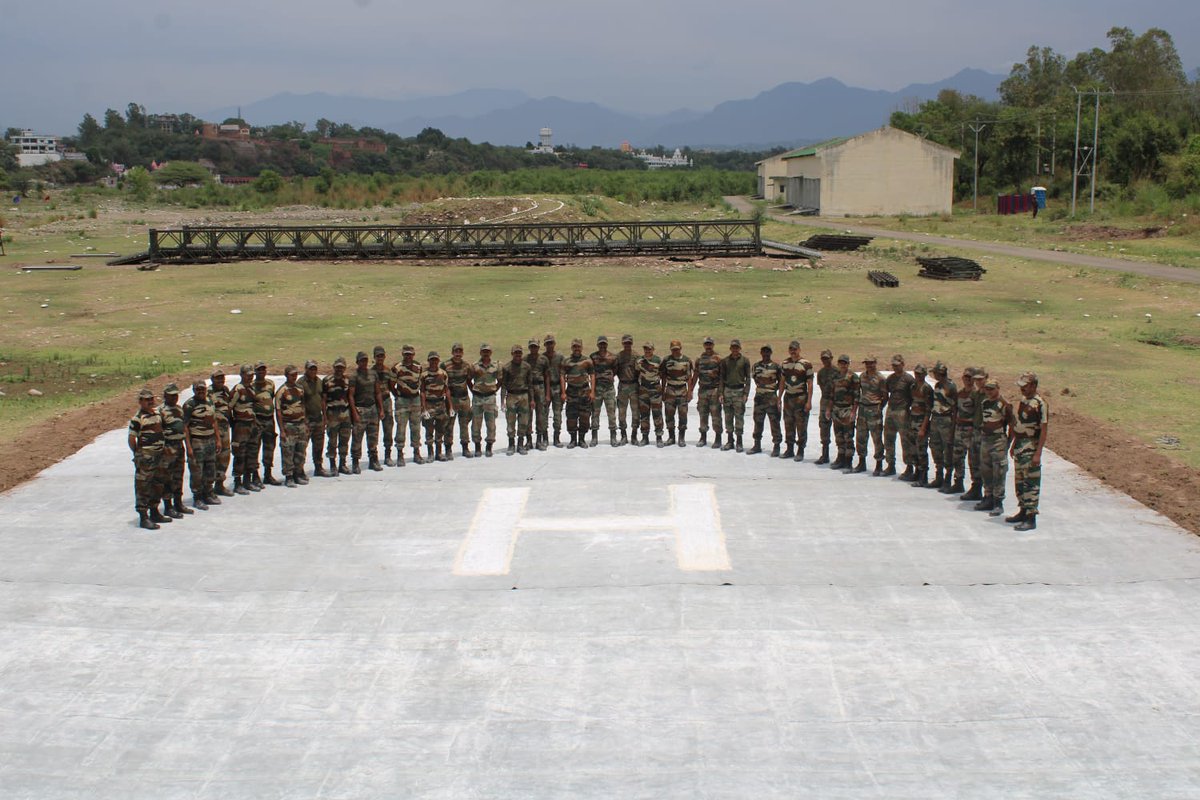 TheYouthPlus's tweet image. #RisingStar Sappers honing their #CombatEngineering skills along side Chenab river in #Akhnoor(J&amp;amp;K).
Training hard to be battle ready for providing combat engineering support across terrains.

#TYPNews