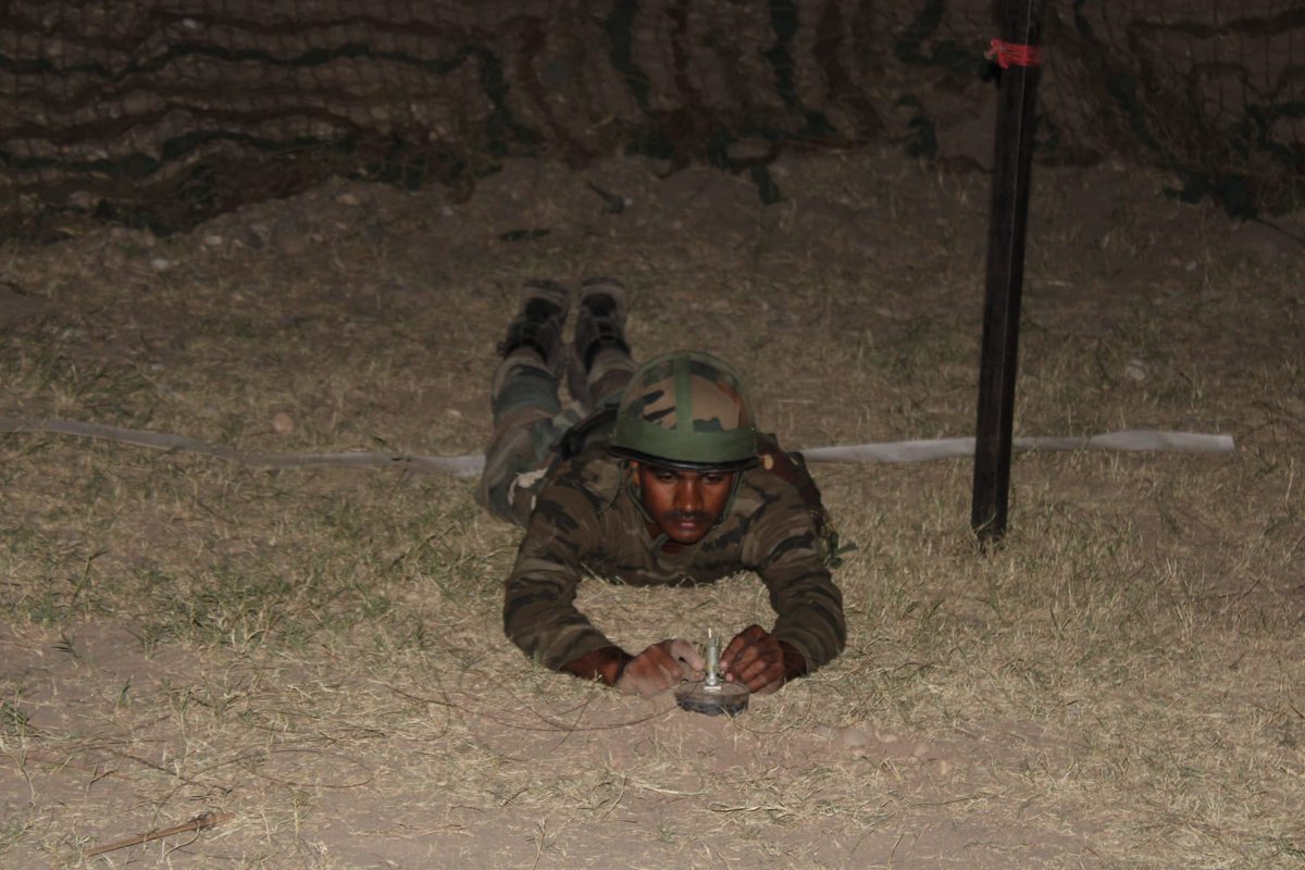 TheYouthPlus's tweet image. #RisingStar Sappers honing their #CombatEngineering skills along side Chenab river in #Akhnoor(J&amp;amp;K).
Training hard to be battle ready for providing combat engineering support across terrains.

#TYPNews