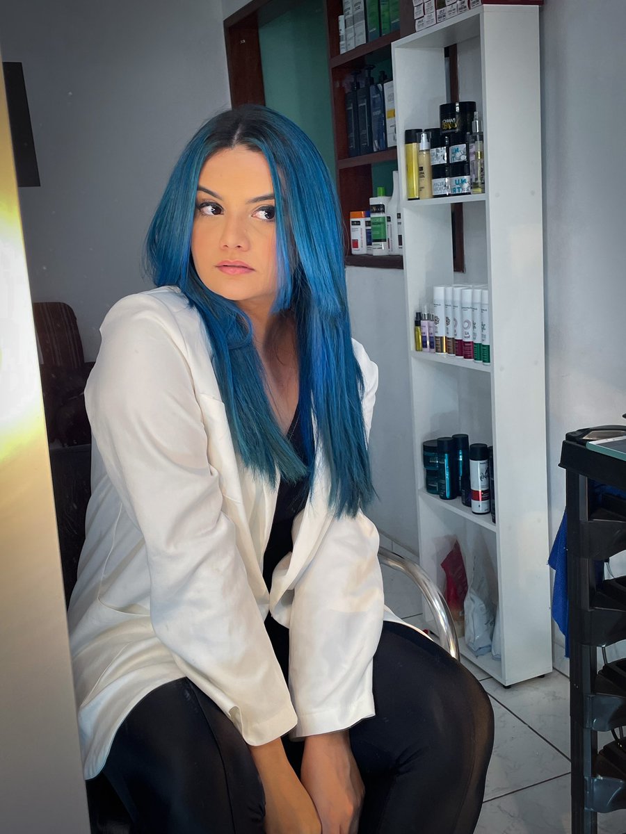 Blueminne11's tweet image. Não tô suportando a beleza do meu cabelo 😍💙 PQP 😍💙 #coloridas