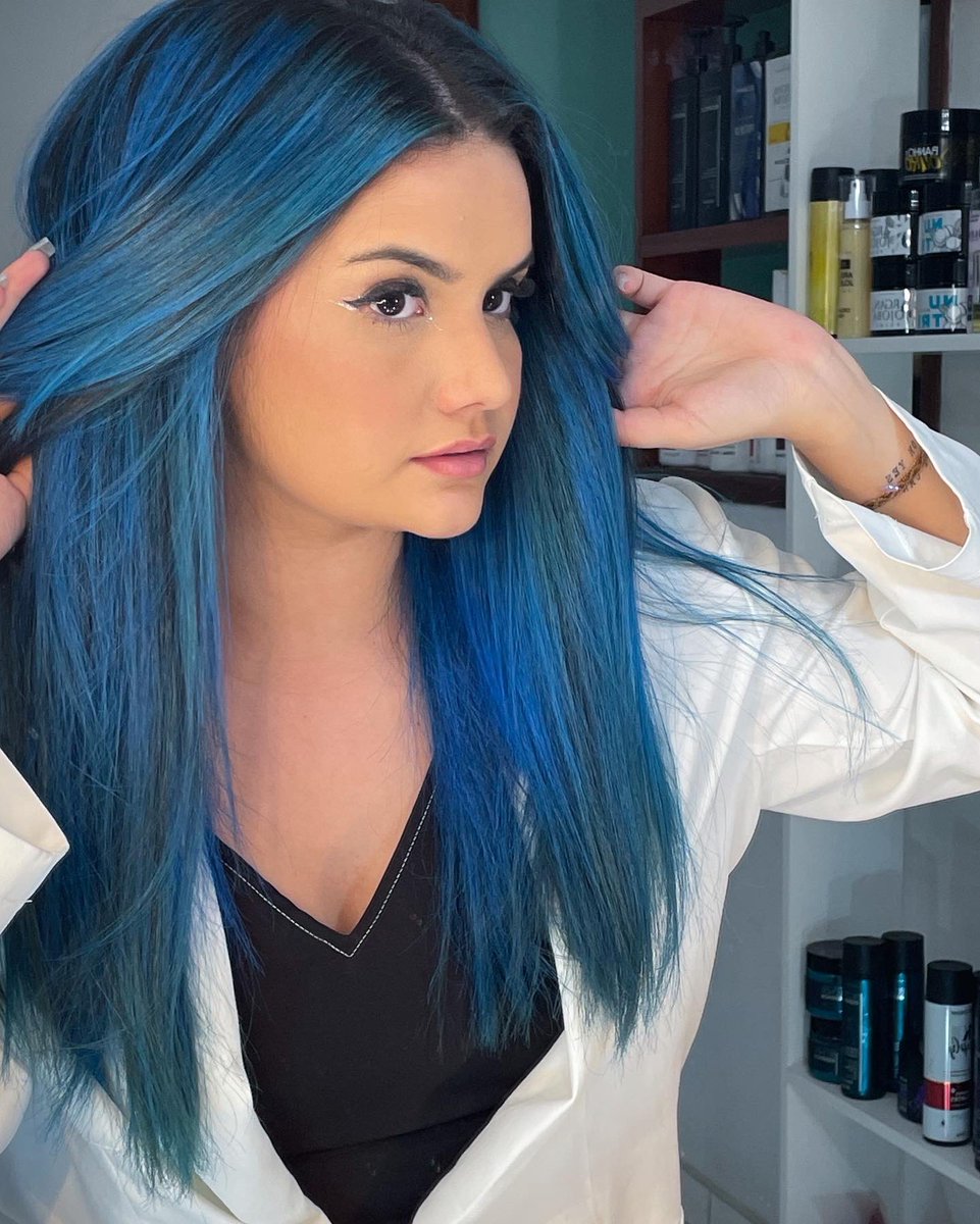 Blueminne11's tweet image. Não tô suportando a beleza do meu cabelo 😍💙 PQP 😍💙 #coloridas