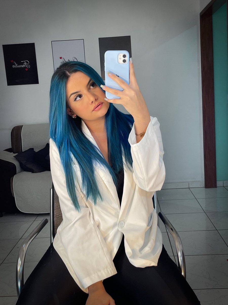 Blueminne11's tweet image. Não tô suportando a beleza do meu cabelo 😍💙 PQP 😍💙 #coloridas