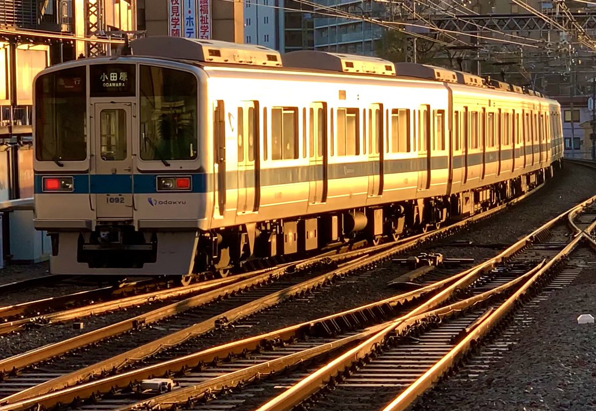 G9iygnS's tweet photo. 【町田駅1番から出た未更新と夕日】
1000形未更新の記録その84
2020年12月7日撮影
中々良い時間に運用に入らなくて中々撮るのが難しかったです。時間によって色も違うので狙ってて楽しかったです。
#1000形未更新
#1000形未更新の記録
#1092F
#1051F
#夕日
#光線 https://t.co/9iJVGBbisZ