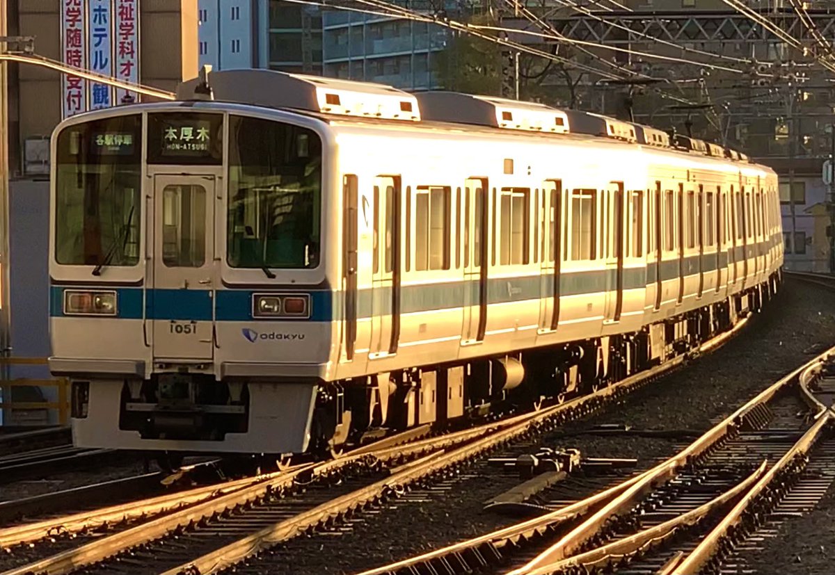 G9iygnS's tweet photo. 【町田駅1番から出た未更新と夕日】
1000形未更新の記録その84
2020年12月7日撮影
中々良い時間に運用に入らなくて中々撮るのが難しかったです。時間によって色も違うので狙ってて楽しかったです。
#1000形未更新
#1000形未更新の記録
#1092F
#1051F
#夕日
#光線 https://t.co/9iJVGBbisZ