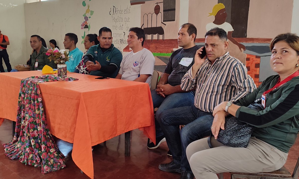 Hoy  Escuela Ramón Pompilio Oropeza  #Carora realizó Festival de Sabores y Saberes de los circuitos Educativos  4 y 5 donde las cocineras de la patria compartieron sus experiencias al cocinar e innovar los alimentos que son enviados a cada Institución .
#VenezuelaEnAzerbaiyá