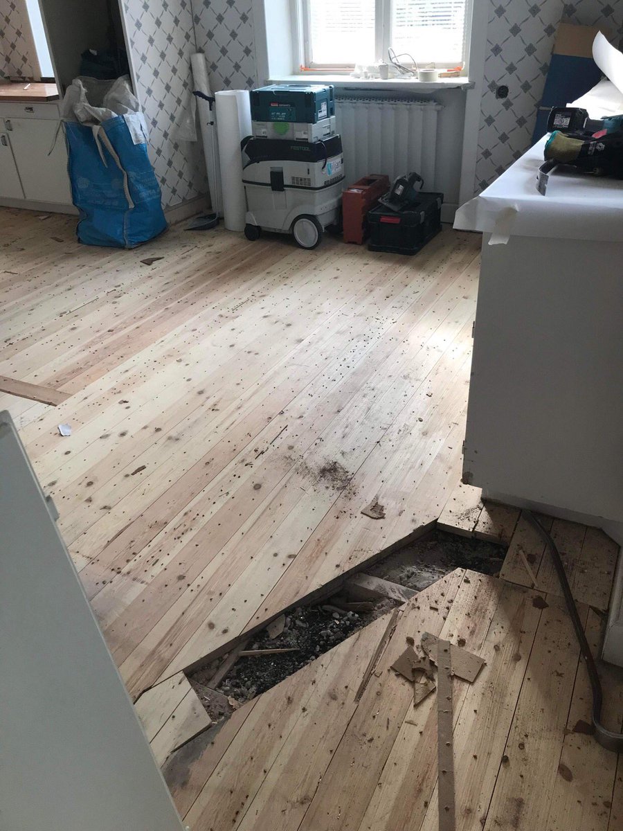 KlarbergTony's tweet photo. Kitchen upgrade, putting in floor heating, much needed and top of wish-list. Also new flooring, wall paper and paint. 2-3 weeks more of living life of a camper…Good time to loose weight?!?!?!? https://t.co/q7HqECSYfX