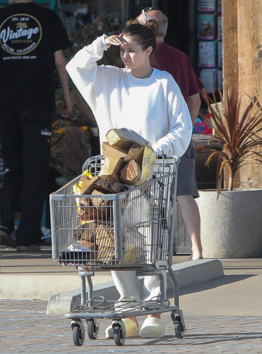 GomezSource2's tweet photo. Selena Gomez seen shopping in Malibu https://t.co/0PtBOE9pT5