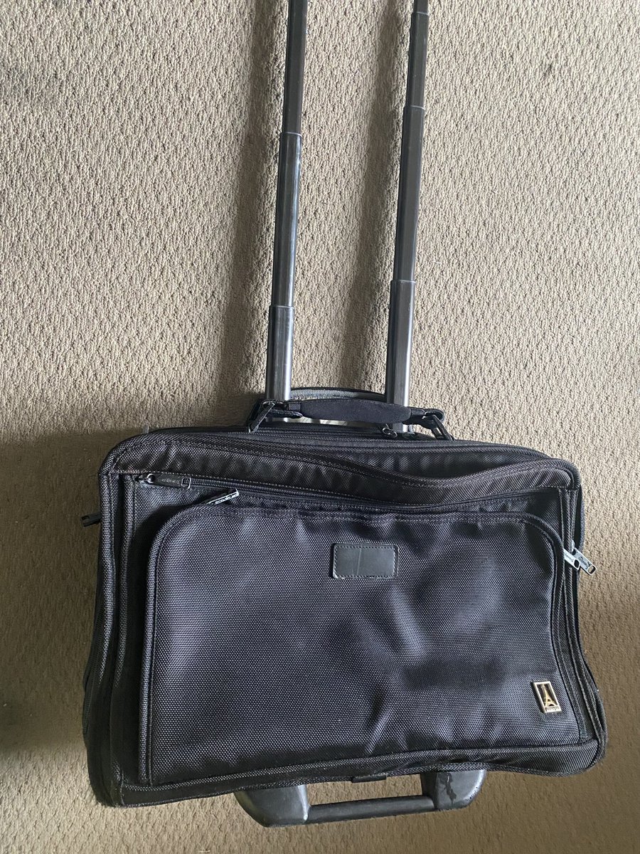 tonglc's tweet photo. Photos of Business Luggage https://t.co/vJUgFrWogy