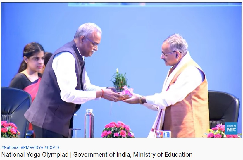 Felicitation of guests at the Inaugural Ceremony of the National Yoga Olympiad as the Chief Guest. The event is being organised from 18-20 June 2022 by NCERT at AICTE Auditorium, New Delhi.