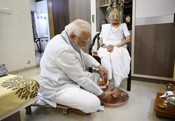 preetamarakeri's tweet photo. ರಾಷ್ಟ್ರದ ಪ್ರಧಾನಮಂತ್ರಿಯವರ ತಾಯಿಗೆ ಇಂದು ನೂರರ ಸಂಭ್ರಮ.. ಮನೆಗೆ ತೆರಳಿ ತನ್ನ ತಾಯಿಯ ಪಾದಪೂಜೆ ಮಾಡಿ ಆಶೀರ್ವಾದ ಪಡೆದ ನರೇಂದ್ರ ಮೋದಿಜಿ.. ಶತಾಯುಷಿ ಹಿರಾಬೆನ್ ಅಮ್ಮನವರಿಗೆ ಹುಟ್ಟು ಹಬ್ಬದ ಹಾರ್ದಿಕ ಶುಭಾಶಯಗಳು.. ರಾಷ್ಟ್ರಕ್ಕೆ ಮಹಾನಾಯಕನನ್ನು ನೀಡಿದ್ದಕ್ಕೆ ಕೋಟಿ ಕೋಟಿ ಧನ್ಯವಾದಗಳು .
@narendramodi ji https://t.co/7JR9CaJ5jB