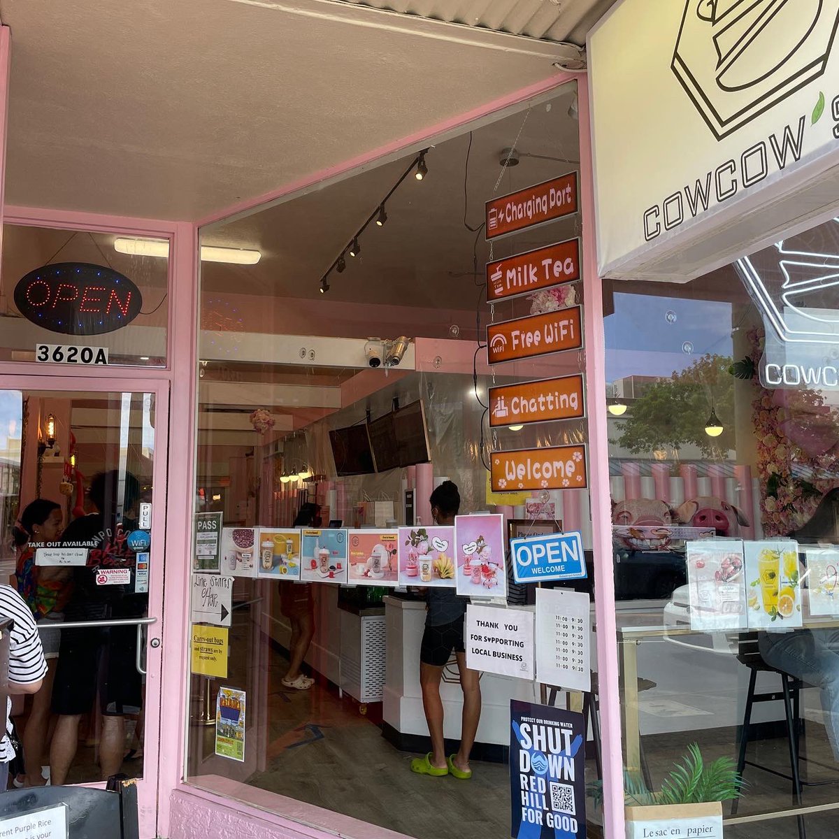 SaloonRainbow's tweet photo. うきうきスキップで散歩していると...お目当てのカフェが、わっ女の子たちいっぱい並んでる💦　かわいいピンク色の“Cowcow's Tea”さんでタロライスヨーグルトのドリンク　Purple Riceと呼ばれる甘いオーガニックライスをブレンドした見た目も楽しい新食感のヨーグルトのドリンクです！
  #cowcowstea https://t.co/X4OJ41xwoT