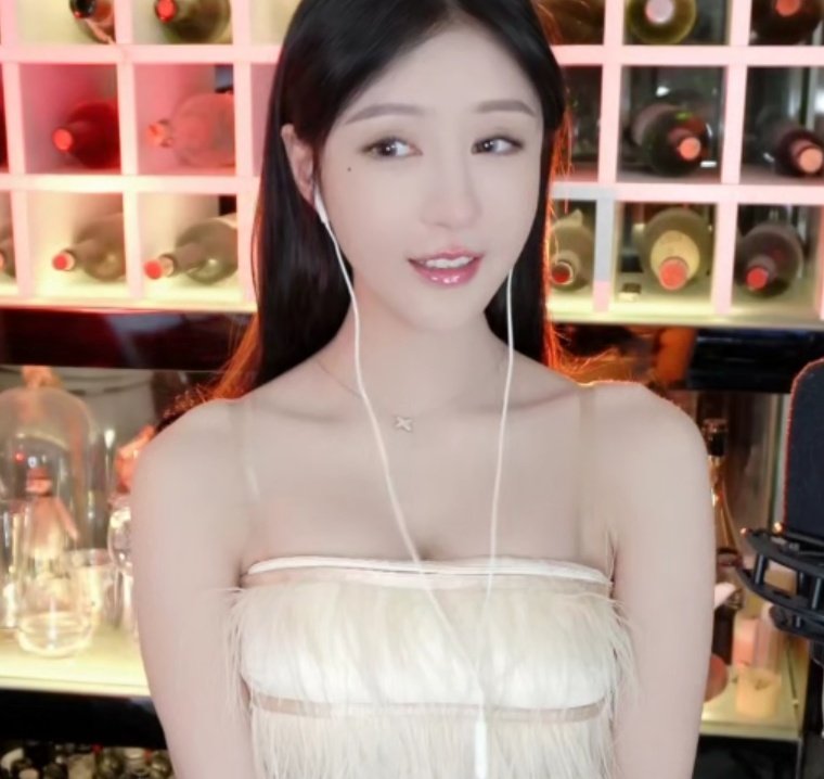 wenling1204's tweet photo. 馨妍的奶子好大，不过奶子只有大哥们可以看，粉丝们只给看乳沟，
#girlfrend #美女 #美女主播 #sexy #性感 #辣妹 #花椒 #花椒直播 #主播 #抖音系列 #抖音 #抖音馨妍 #馨妍 #抖音美女 #巨乳 #奶子 #漂亮 #舔屏 #肚脐 #女神 #lovely #beautiful #国产自拍 https://t.co/4Q3dOcd7dc
