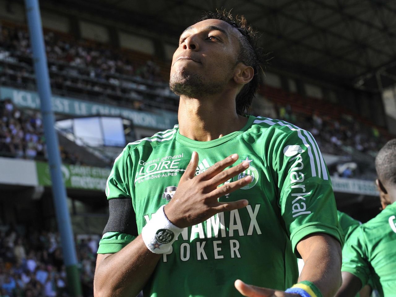 Pierre-Emerick Aubameyang fête aujourd hui ses 3  3  ans.

Happy Birthday     