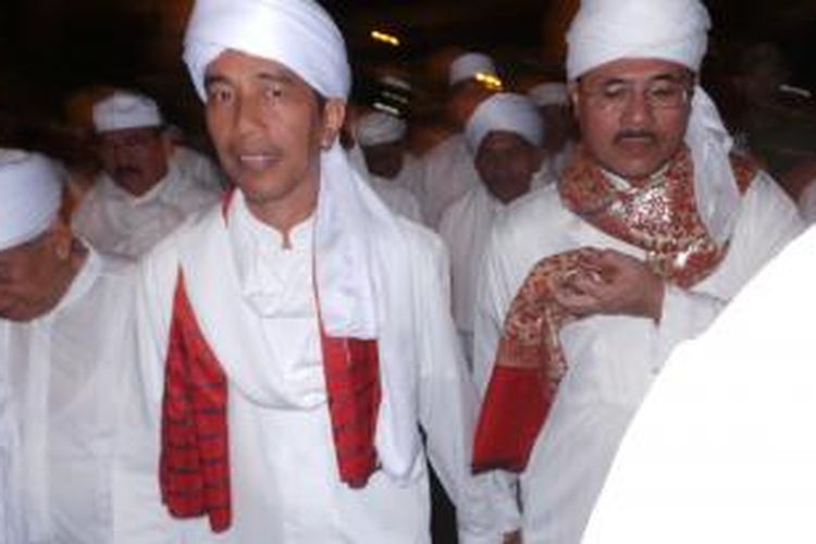 AdiMuhammadIhs1's tweet photo. @Dennysiregar7 Iya deh pak iya, emang anies orangnya kek gitu. Tapi btw ini pak jokowi beli sorbannya di mana ya? https://t.co/WHQaJh7jyQ