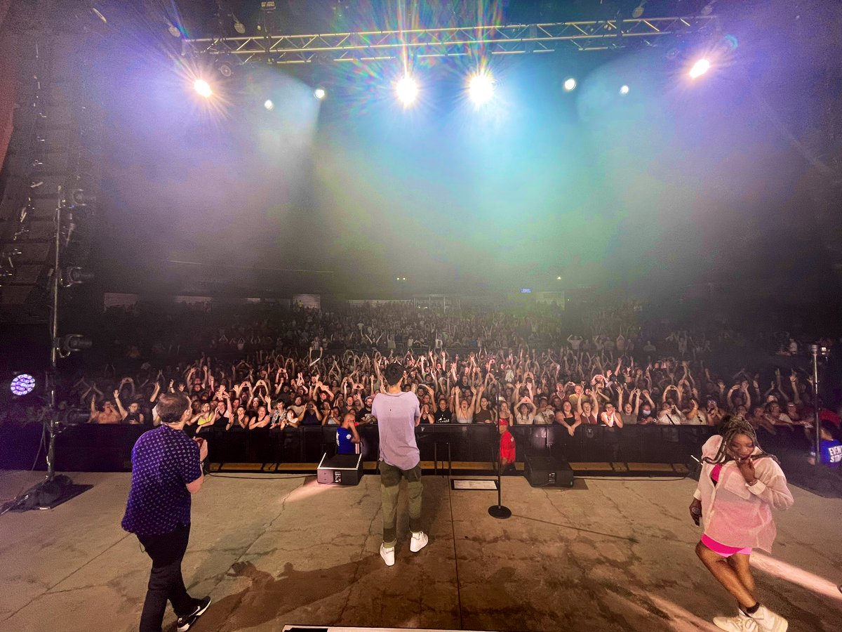 bastilledan's tweet photo. Last official night of the N America tour tonight what the hell and an an engagement too ❤️ https://t.co/6hBgsoNlpq