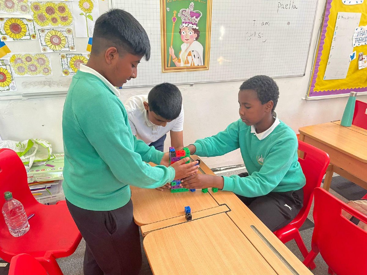RiversdalePS's tweet image. Learning a new skill brings us together. We learn, laugh and enjoy our Maths at Riversdale! Here&apos;s Garnet class, learning about volume of cuboids and cubes using blocks and a friend to help us on the way. @ClassOfMrP #RiversdalePS