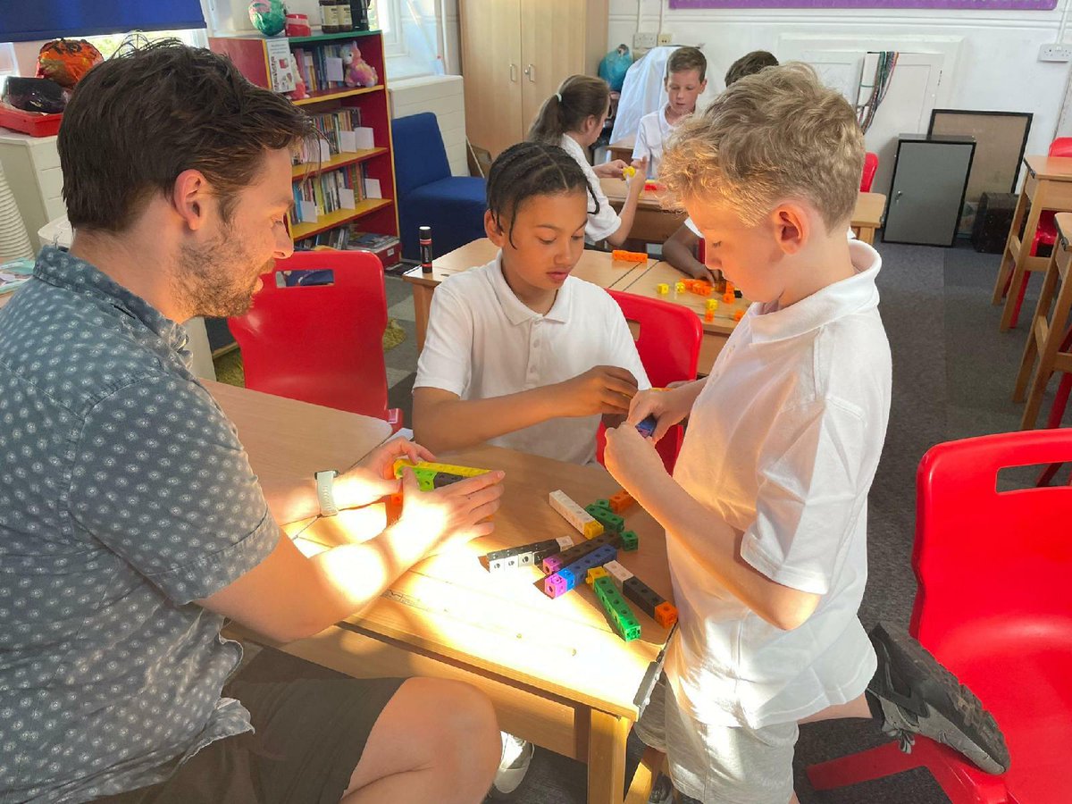 RiversdalePS's tweet image. Learning a new skill brings us together. We learn, laugh and enjoy our Maths at Riversdale! Here&apos;s Garnet class, learning about volume of cuboids and cubes using blocks and a friend to help us on the way. @ClassOfMrP #RiversdalePS