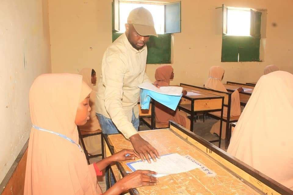 qayd2012's tweet photo. Minister @HashiDore of @MoECHEGalmudug is on the ground a day after fierce fighting b/w local communities and non state armed actors in Baxdo town to facilitate the first day of national secondary exams. An exemplary resistive community refused to surrender. Thank you excellency https://t.co/5jIj9HZFGz