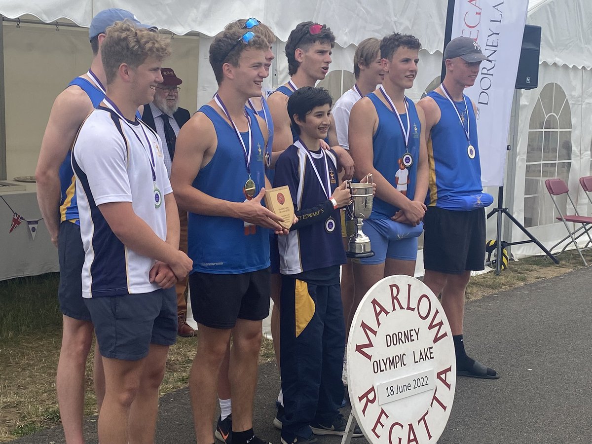 Our first presentation of the day to the winners of Sch 2nd 8+ well done @TeddiesOxford 👏👏👏👏👏👏