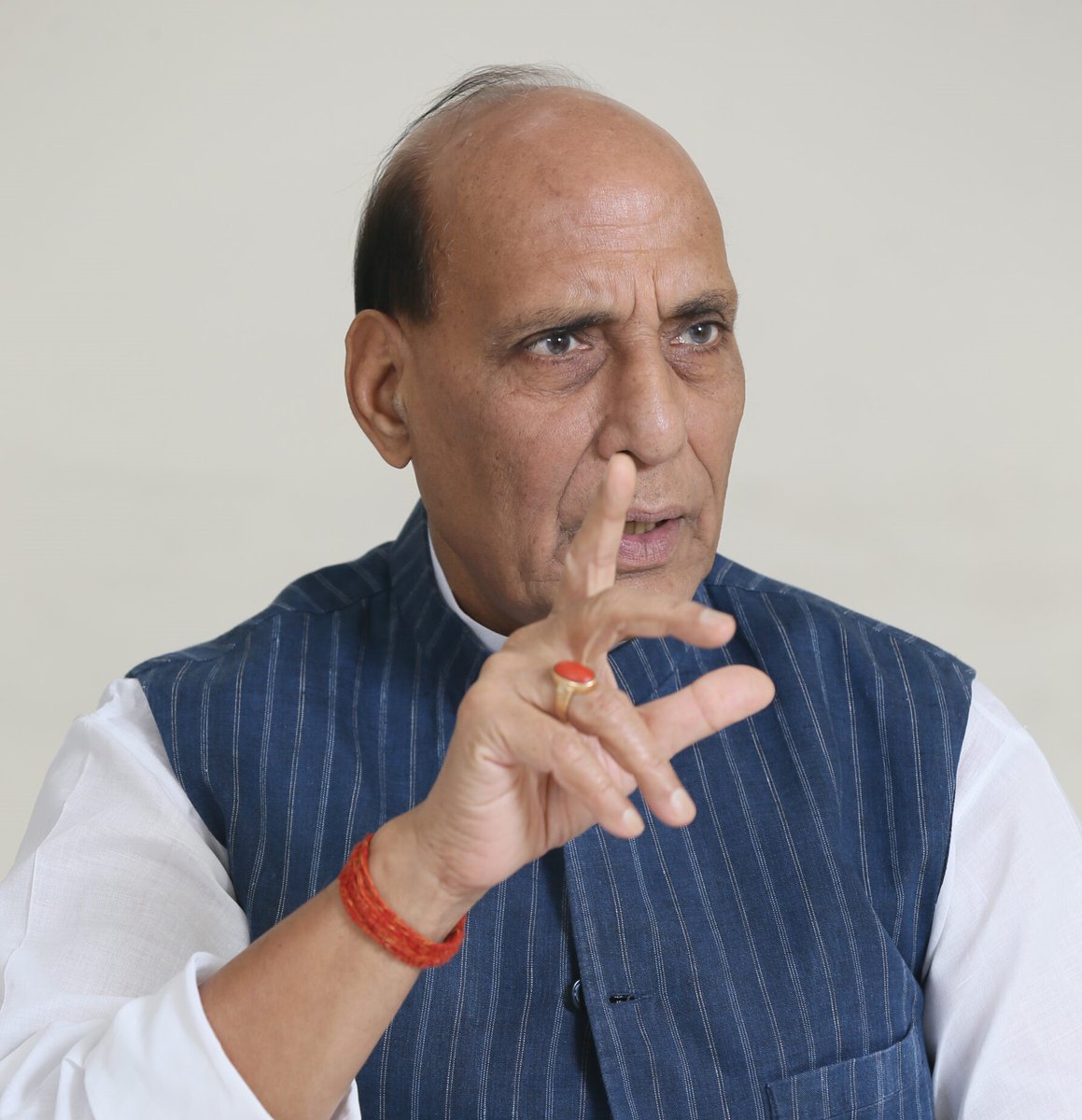 Raksha Mantri Shri @rajnathsingh approved a proposal to reserve 10% of the job vacancies in Ministry of Defence for #Agniveers meeting requisite eligibility criteria. Read here in details: pib.gov.in/PressReleasePa… #Agnipath #Agniveer #AgnipathRecruitmentScheme