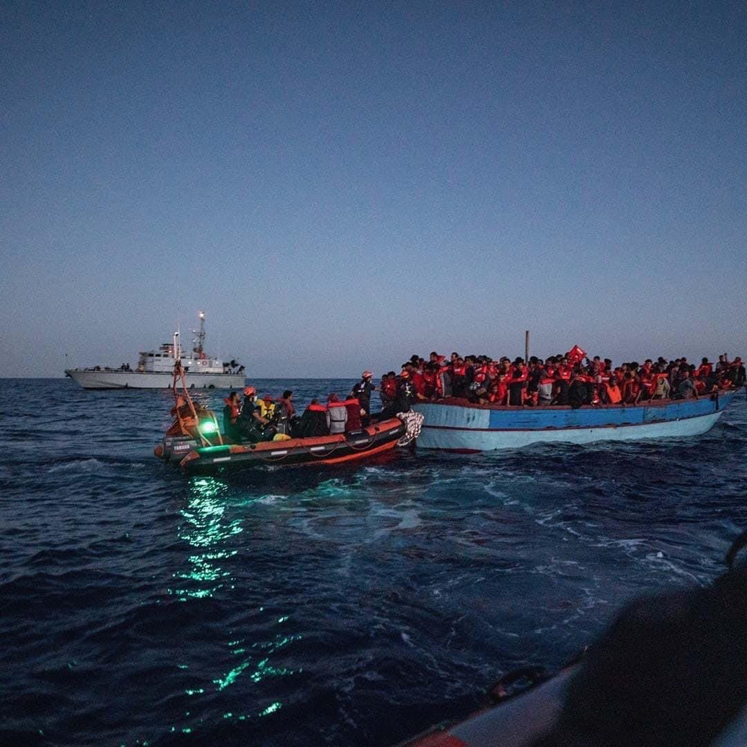 Aktuell sind die #SEAEYE4, #LOUISEMICHEL, #SEAWATCH4, #NADIR und die #AITAMARI im Einsatz. Hunderte Leben wurden in den vergangenen Tagen gerettet. Staatliche #Seenotrettung? Weiterhin Fehlanzeige. Die zivile Flotte ist alles, was von Europas sog. Werten übrig ist.

📸<a href="/KranzuschC/">Camilla Kranzusch</a>