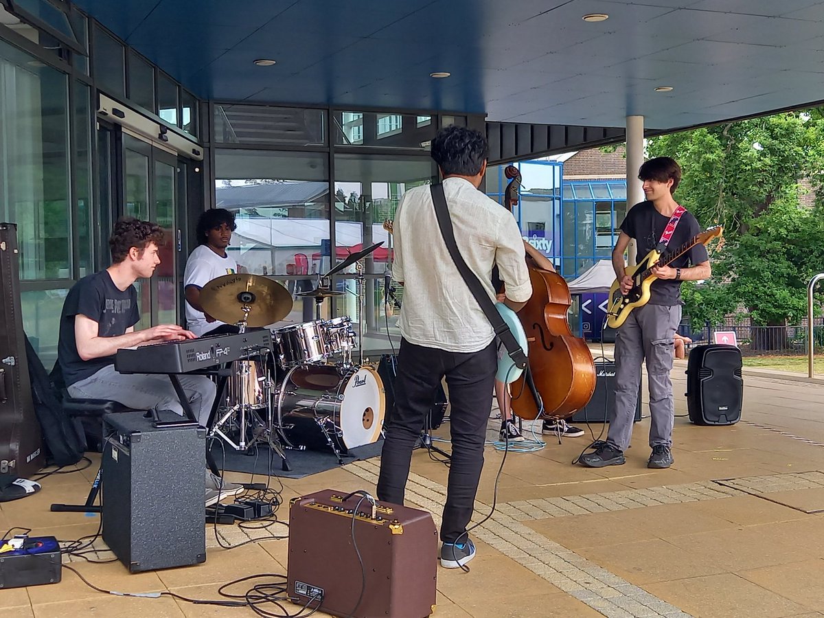 Open Day 2. Happy music for all <a href="/UniRdg_Music/">UoR Music</a> There may be rain but good vibes all round 🌟
