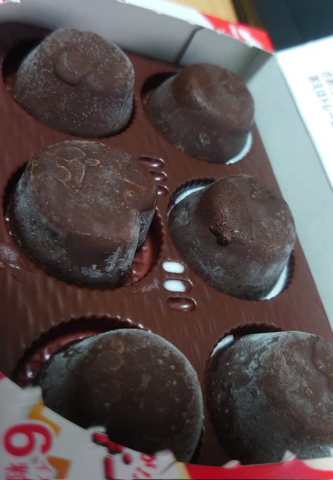 ピノの箱開けたら普段運の悪い私に珍しく♡入ってた♪

ラッキー!

と思って食べようとするとフォーク?入ってない。

ついでに一度溶けた跡があるぅ!

(;'Д`)ハァハァ…これが薬味の実力よ! 