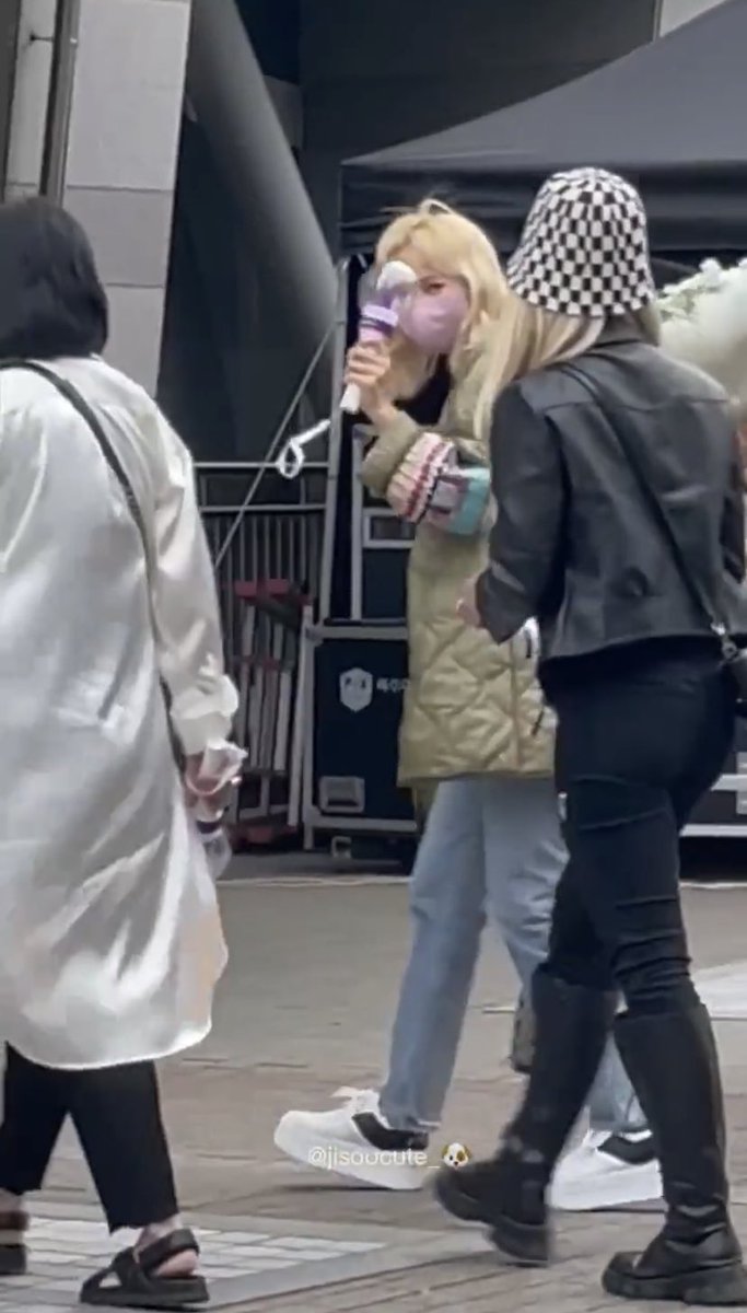 lalisabrasil's tweet photo. 📸 | OLHA ELAAAA!!! LISA aparentemente saindo do local do concerto do (G)I-DLE.

© logo

블랙핑크 리사 #블랙핑크 #리사 #LISA #ลิซ่า #LALISA https://t.co/RnG9KcyAph