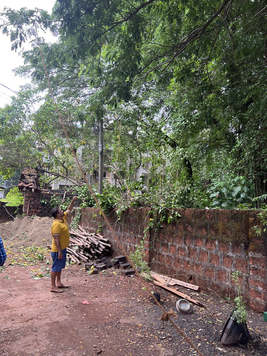 MenezesAnthony_'s tweet photo. Inspected the ongoing precautionary monsoon works taking place all over Ward No. 4 at Calangute. These are important measures that are often neglected which cause a lot of damage to life and the society. It’s our responsibility to take care of the basic necessities of the people. https://t.co/ZjLf6sEeiJ