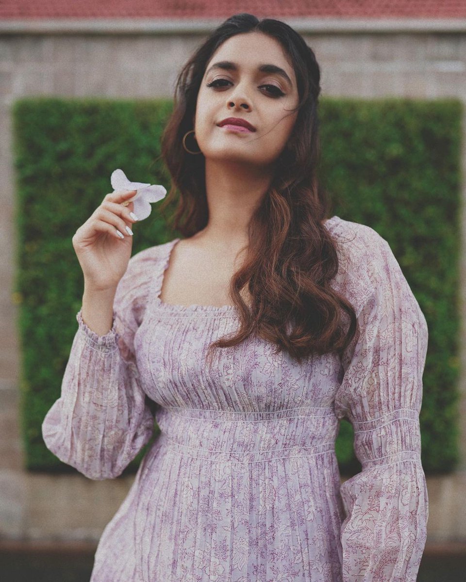 sampath_keerthy's tweet photo. @KeerthyOfficial 2.O 💘

Intha andham ga vunnav enti paapa ☺️
#KeerthySuresh https://t.co/QNNvtUWVFV