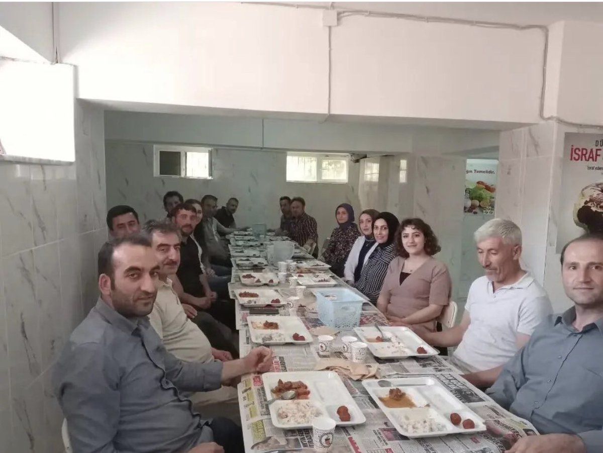 BitlisFinal's tweet photo. 2022 sezonunu bugün noktaladık.Sezon Finali..Okul ve kurs merkezlerimizin idareci ogretmen ve personelleriyle akşam yemeğinde bir araya gelerek çeşitli etkinliklerle sezonumuzu tamamladık 
#finaleğitimkurumları #bi̇tli̇s https://t.co/qbOzmakCe3