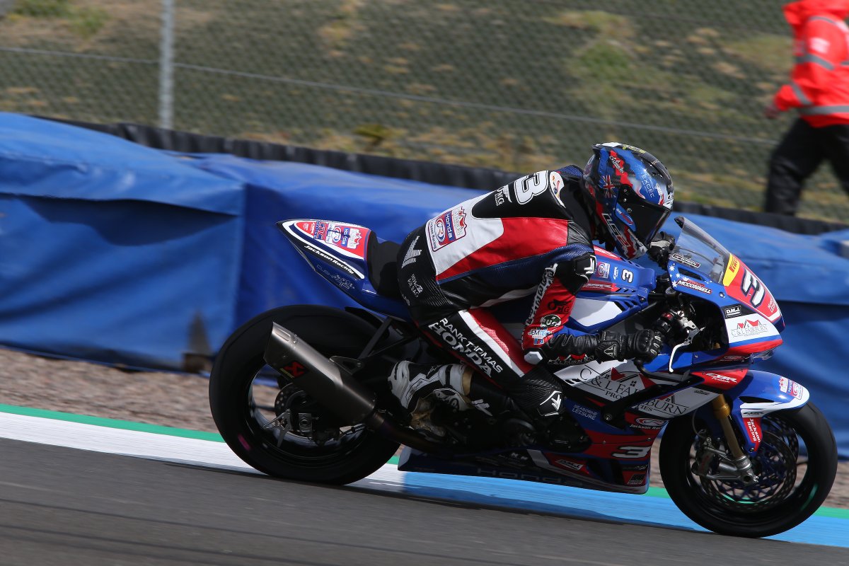 Pirelli National Superstock Championship with MotoNovo Finance: McConnell pips Kerr to pole:
bit.ly/3tJ5CDk